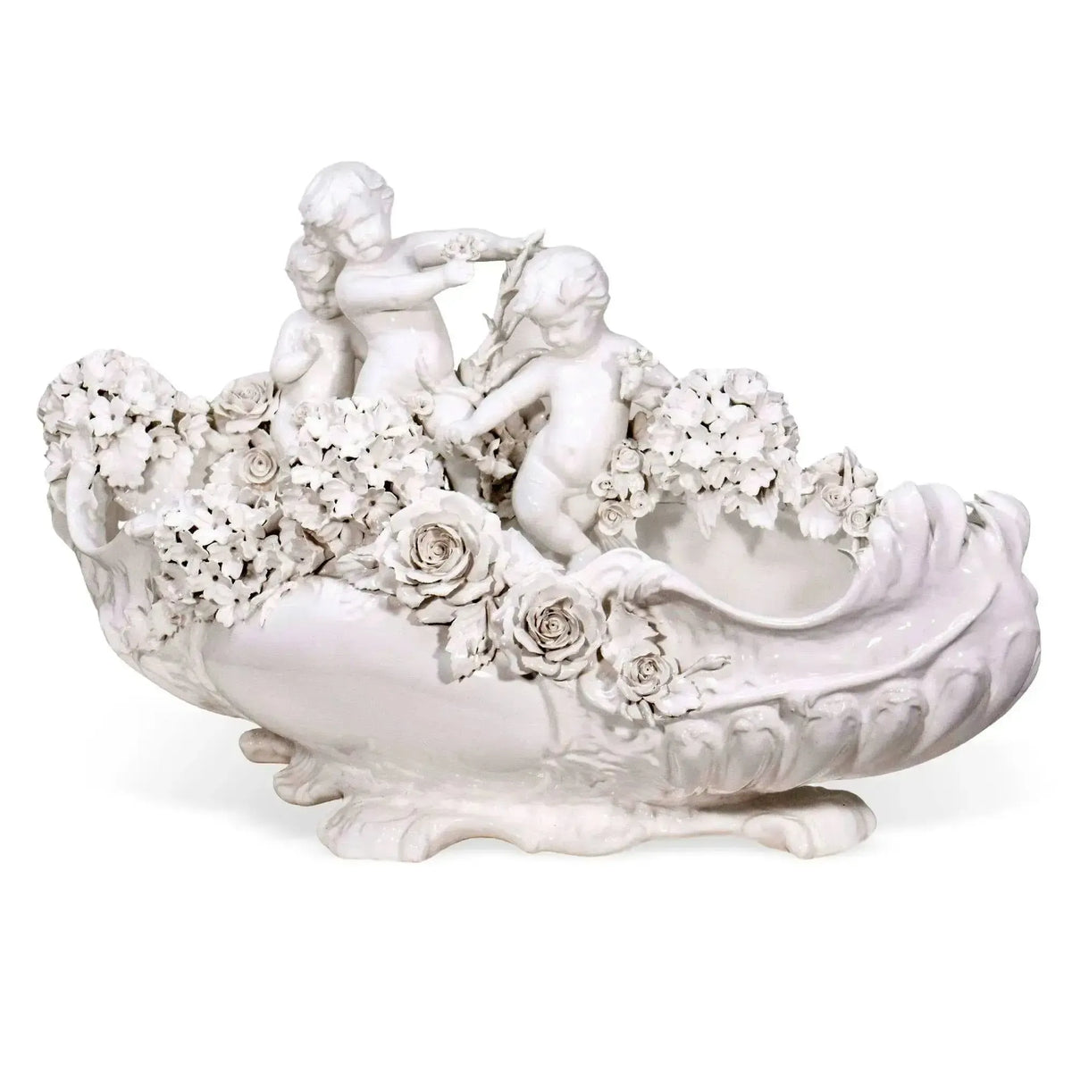 Vasca in porcellana bianca di Capodimonte con tre putti e decorazioni floreali
