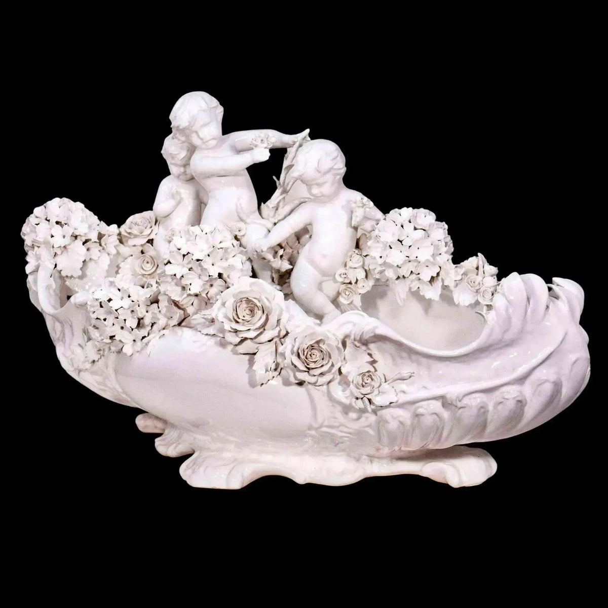 Vasca con putti e fiori in porcellana di Capodimonte, su fondo nero