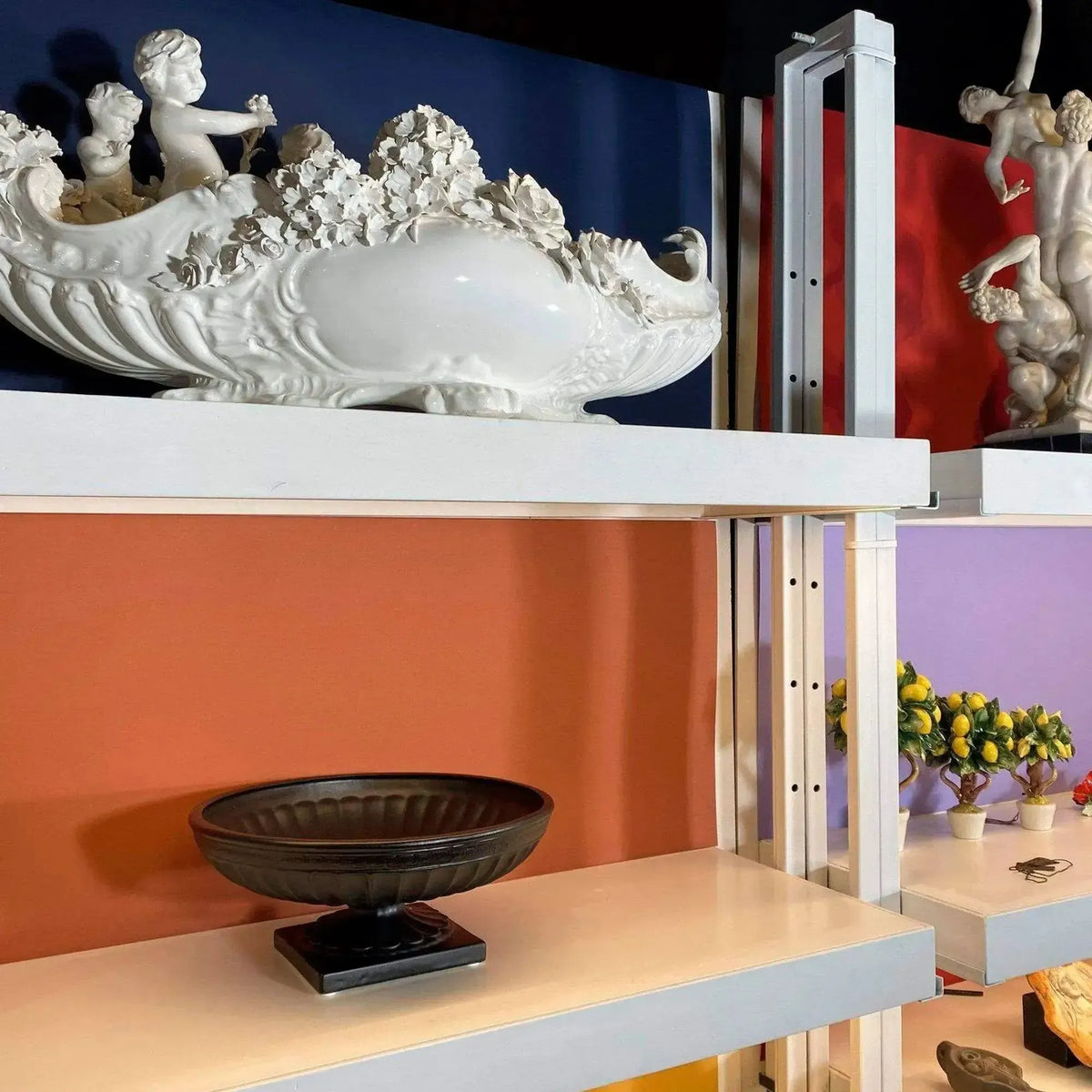 Bathtub with Roman Putti in Capodimonte porcelain on shelf