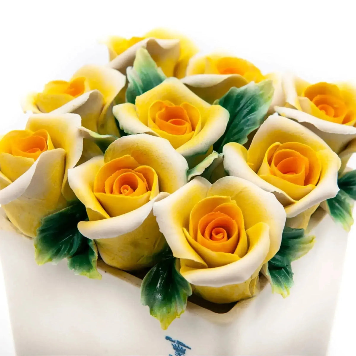Primer plano de rosas pintadas a mano en porcelana de Capodimonte