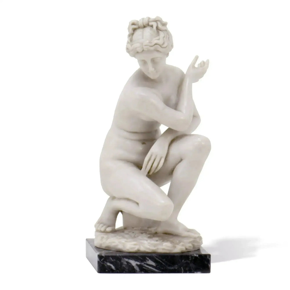 Marmorskulptur mit Darstellung der hockenden Venus aus der Römerzeit.