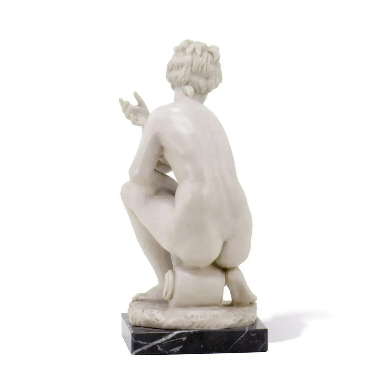 Marmorskulptur mit Darstellung der hockenden Göttin Aphrodite, griechische Kunst.