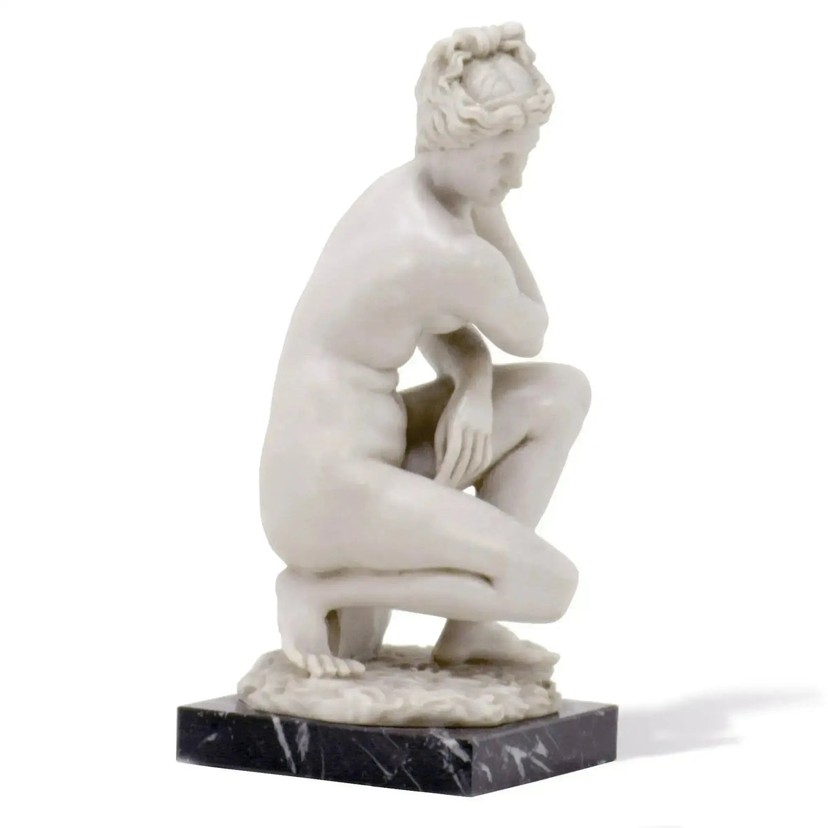 Griechische Marmorskulptur der Aphrodite in geduckter Haltung.