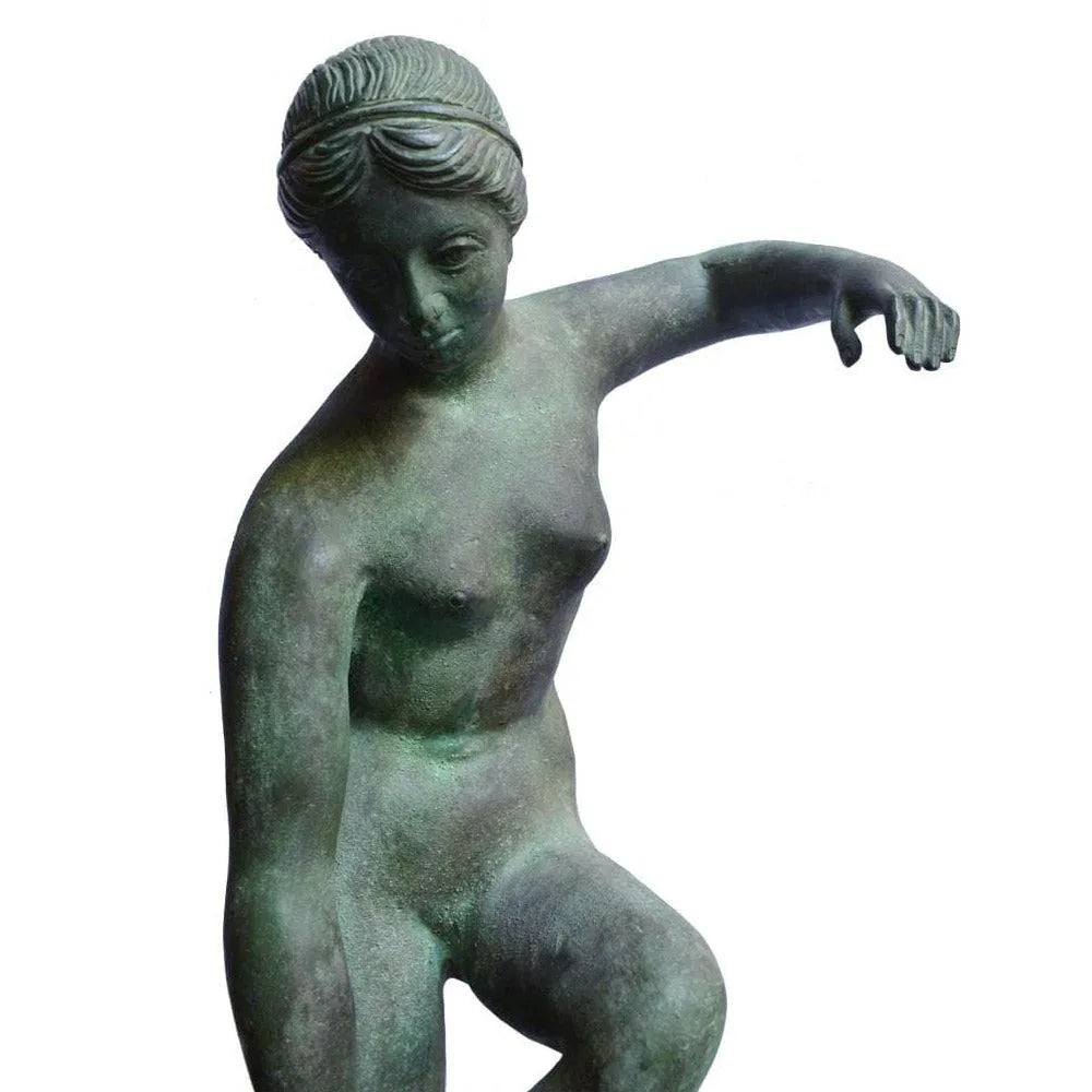 Dettaglio del volto e del busto della Venere al bagno in bronzo con patina verde e braccio piegato.