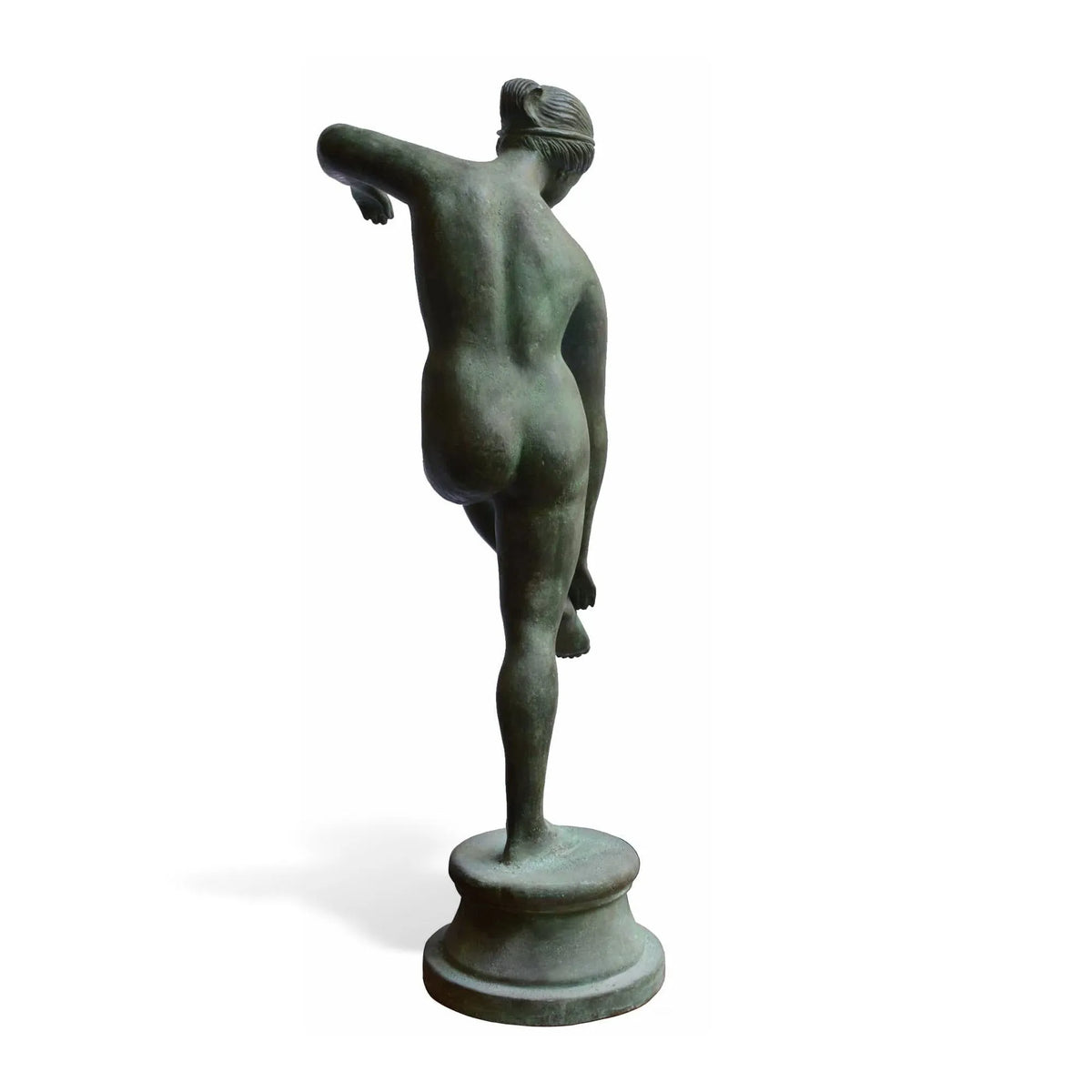 Venere al bagno in bronzo con patina verde, vista posteriore su base rotonda e fondo bianco.
