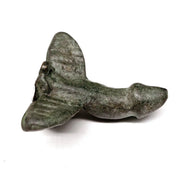 Riproduzione in bronzo di un fallo alato a Pompei, simbolo culturale dell'antica Roma.