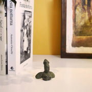 Riproduzione in bronzo di un fallo alato, simbolo culturale di Pompei.
