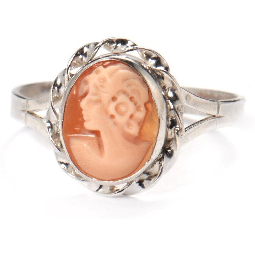 Anello in argento con cammeo arancione raffigurante un profilo femminile, vista frontale