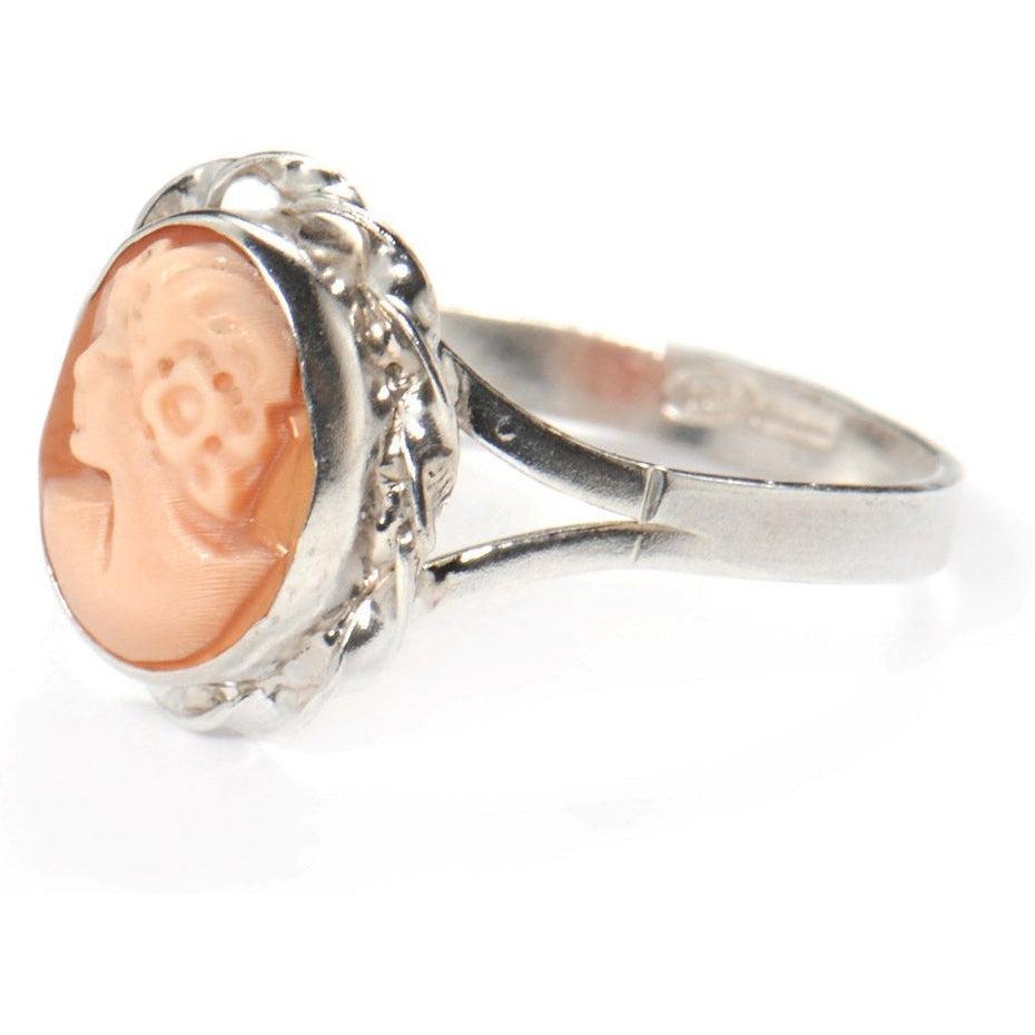 Vista obliqua dell'anello in argento con cammeo arancione e profilo femminile