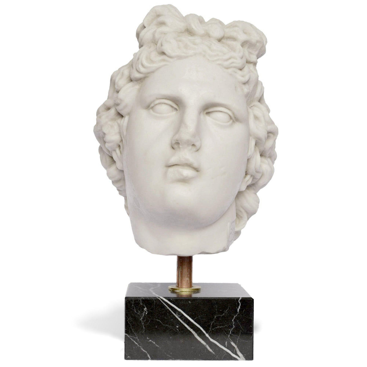 Testa di Artemide in marmo ricomposto su base nera, vista frontale su fondo bianco
