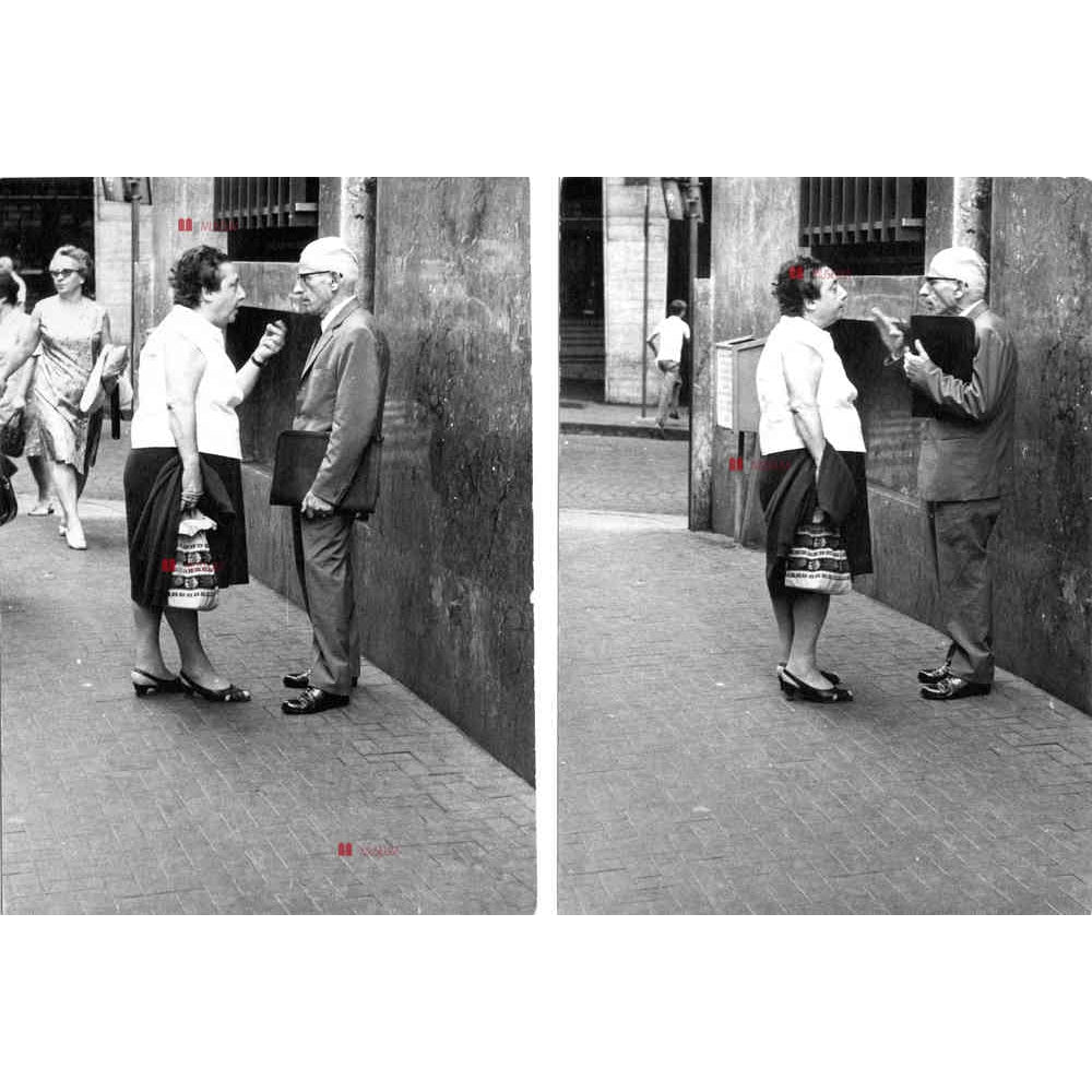 Due scatti affiancati di una donna e un uomo che conversano gesticolando in strada, in bianco e nero, di Luciano De Crescenzo