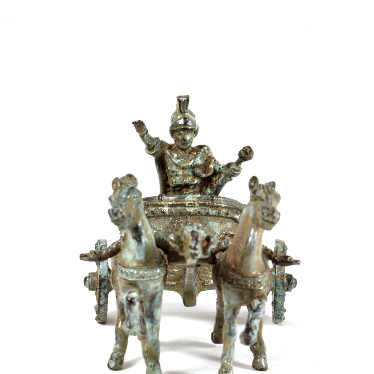 Römische Zweispänner aus Bronze mit grüner Patina, die zwei frontale Pferde und einen Wagenlenker mit Helm auf einem dekorativen Wagen darstellt.