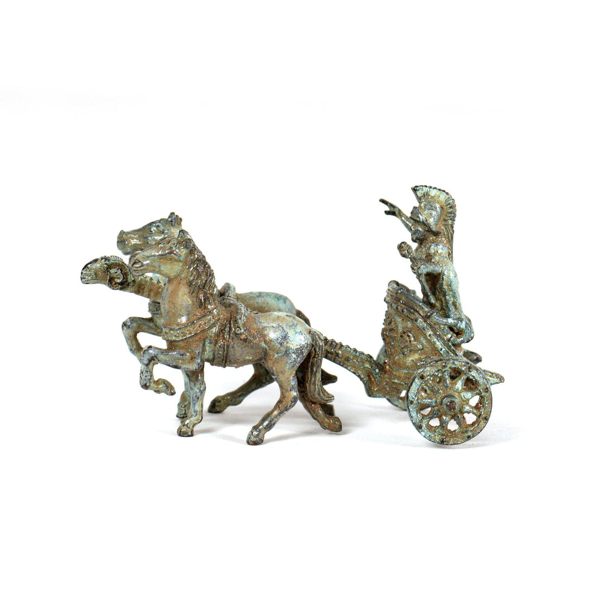 Römische Zweispänner aus Bronze mit grüner Patina, zwei Pferde, Wagenlenker und dekorativer Wagen mit Rädern, auf weißem Hintergrund.