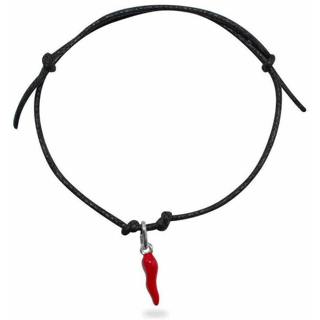 Bracciale regolabile in cordoncino nero con piccolo corno in argento smaltato rosso, su fondo bianco