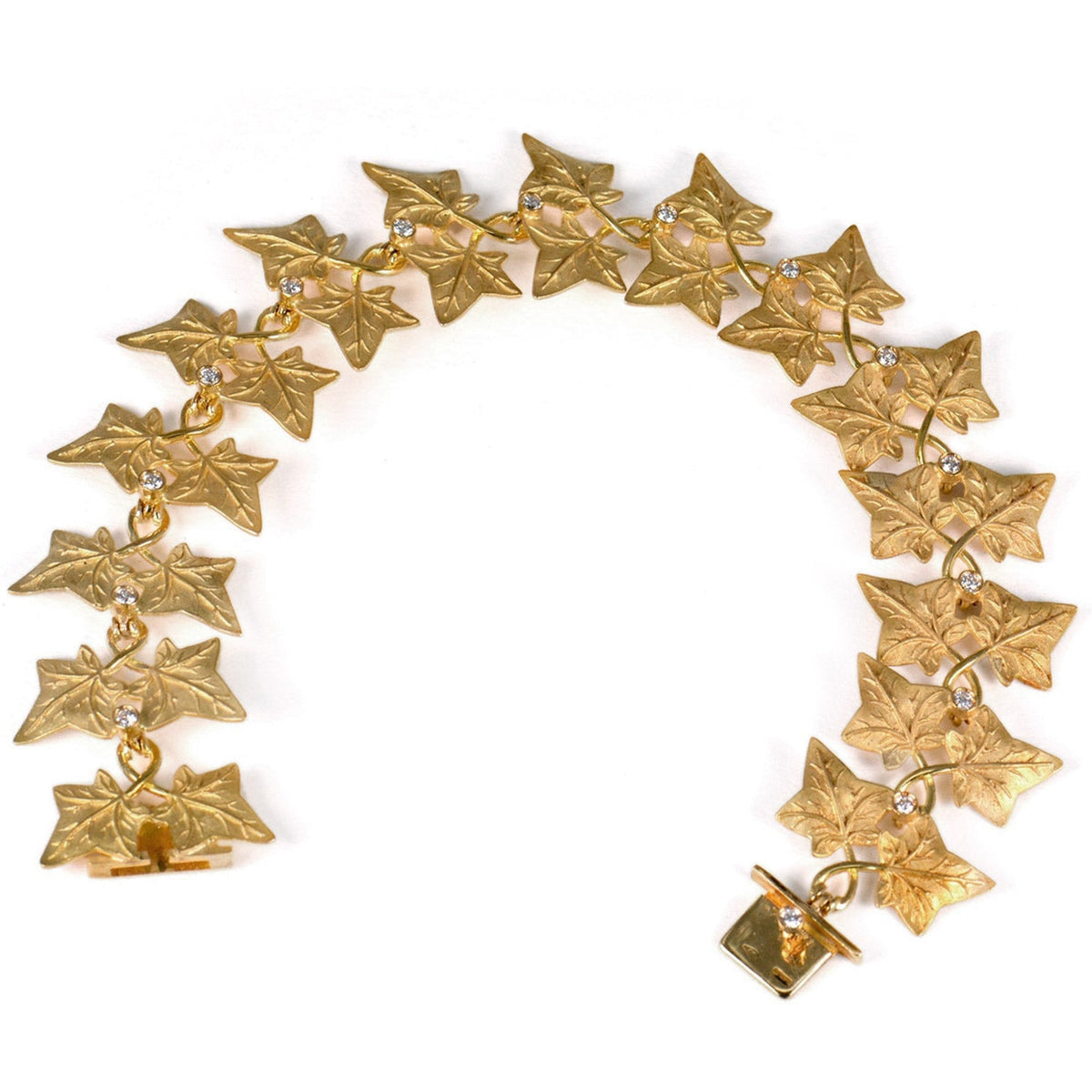 Bracciale in oro con foglie di edera e brillanti, aperto su fondo bianco