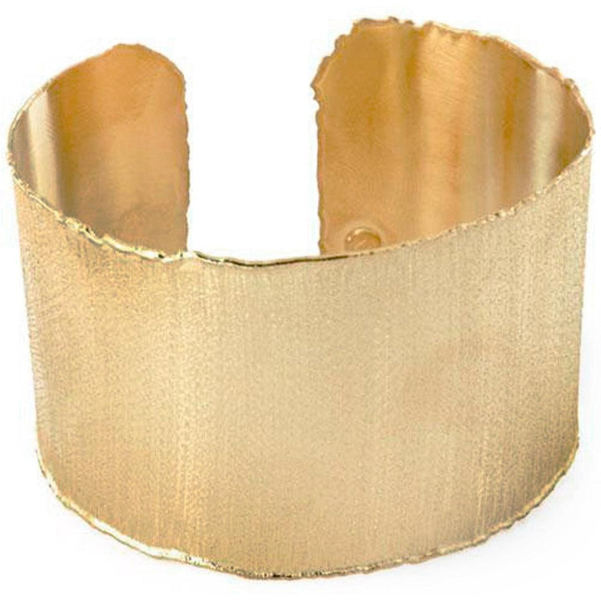 Bracciale rigido aperto in argento placcato oro con superficie graffiata, su fondo bianco