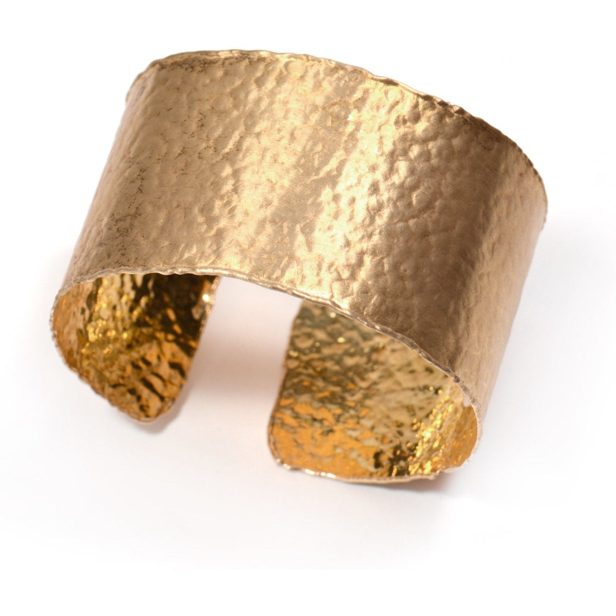 Bracciale rigido aperto in argento placcato oro con superficie sabbiata, visto in obliquo su fondo bianco