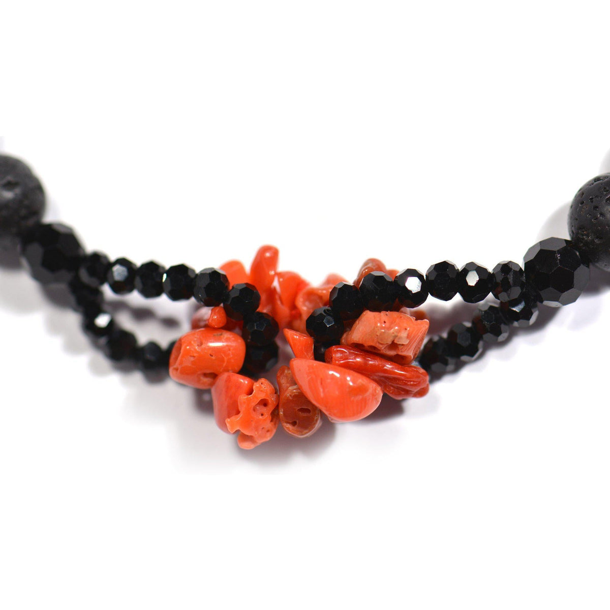 Pulsera con escamas de coral, piedra de lava y ónix