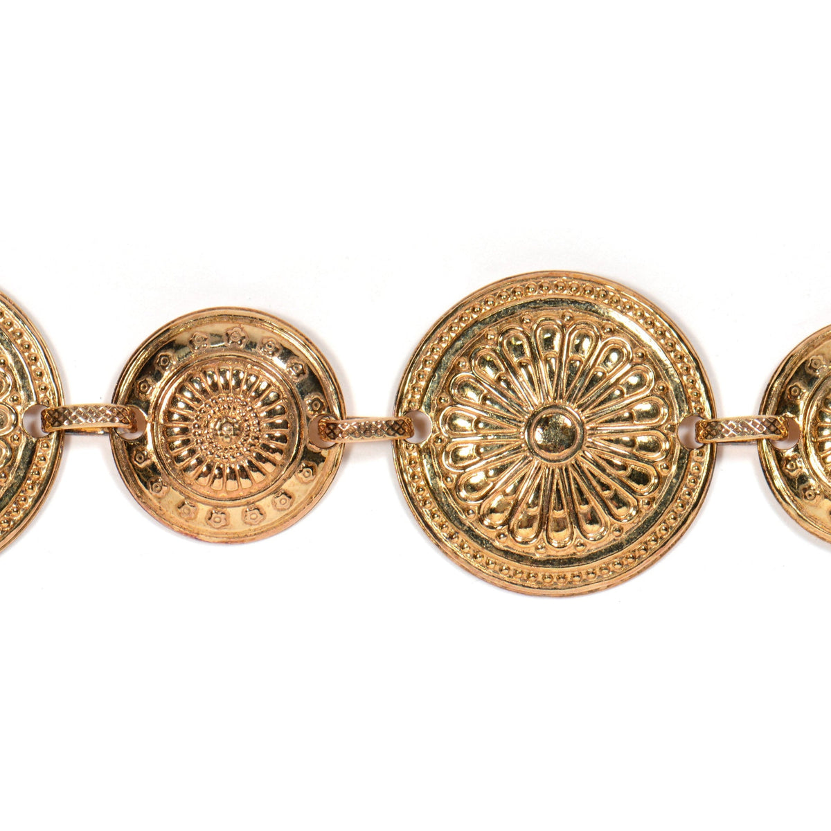Dettaglio dei dischi decorati e dei collegamenti del bracciale modello Schiava dorato