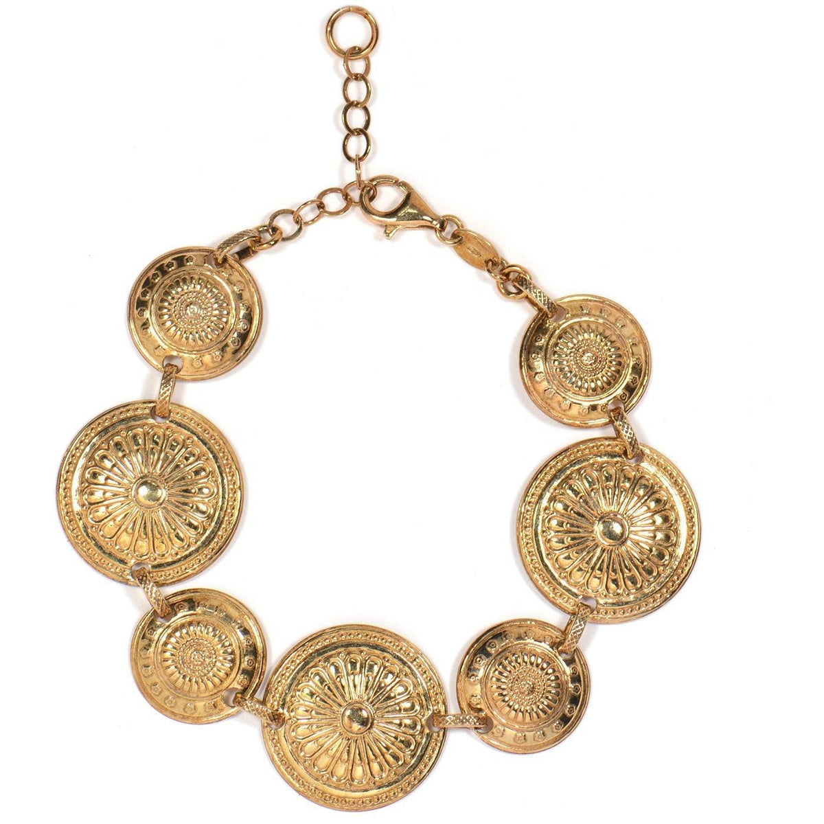 Bracciale modello Schiava in argento placcato oro con dischi decorati, disposto in cerchio su fondo bianco