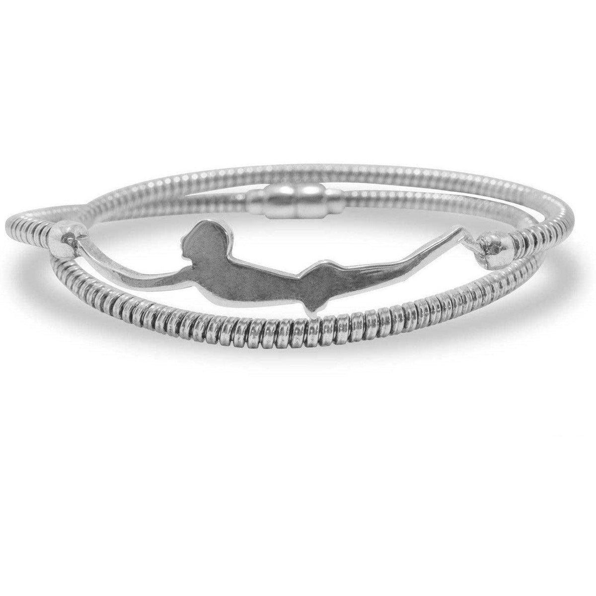 Bracciale a doppio giro in argento con sagoma del Tuffatore di Paestum, visto frontalmente su fondo bianco