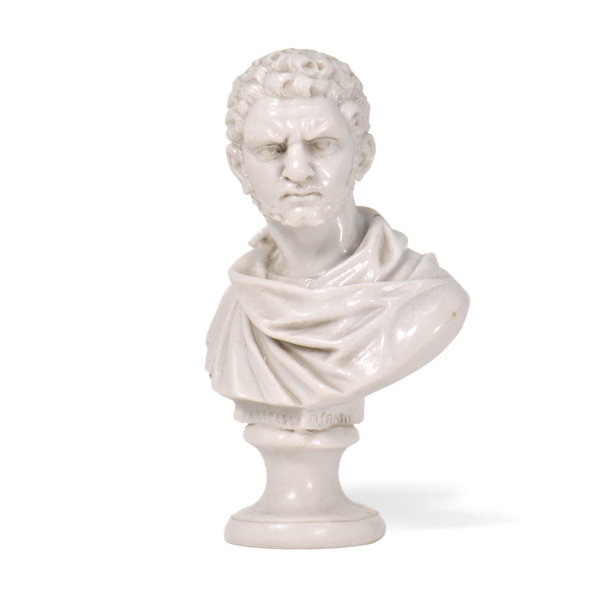 Busto di Caracalla in marmo di Carrara ricomposto, visto a tre quarti su fondo bianco.