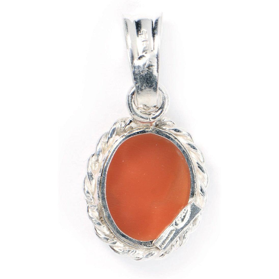 Retro del ciondolo in argento con cammeo arancione e passante superiore, su fondo bianco