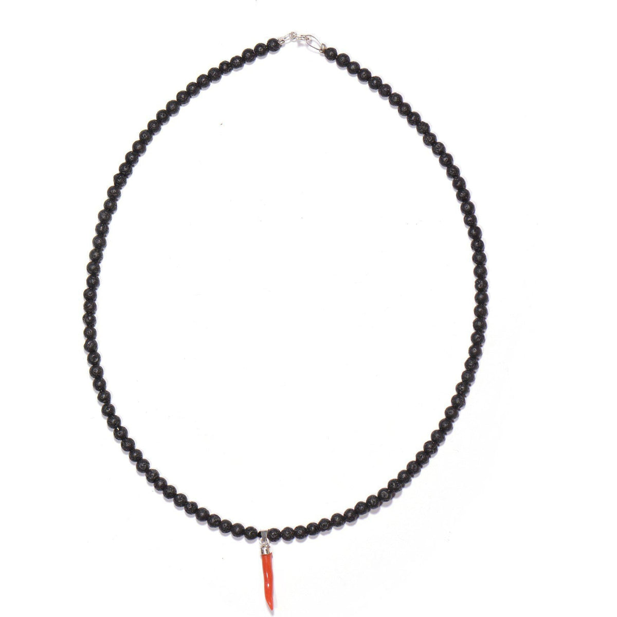 Collana in pietra lavica con pendente a corno in corallo rosso su fondo bianco