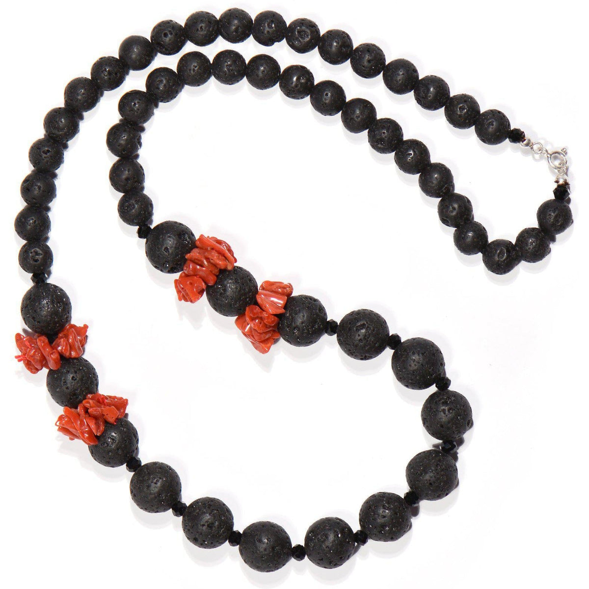 Collana in pietra lavica con gruppi di corallo rosso disposta a curve su fondo bianco