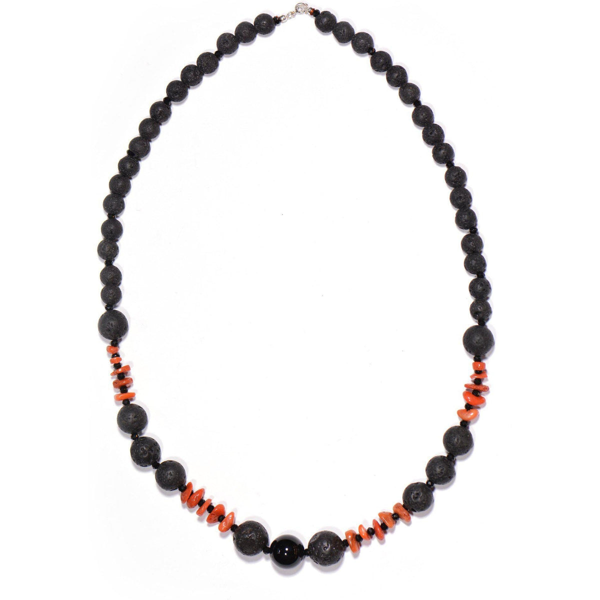 Collana in pietra lavica e corallo rosso con sfera centrale di onice su fondo bianco