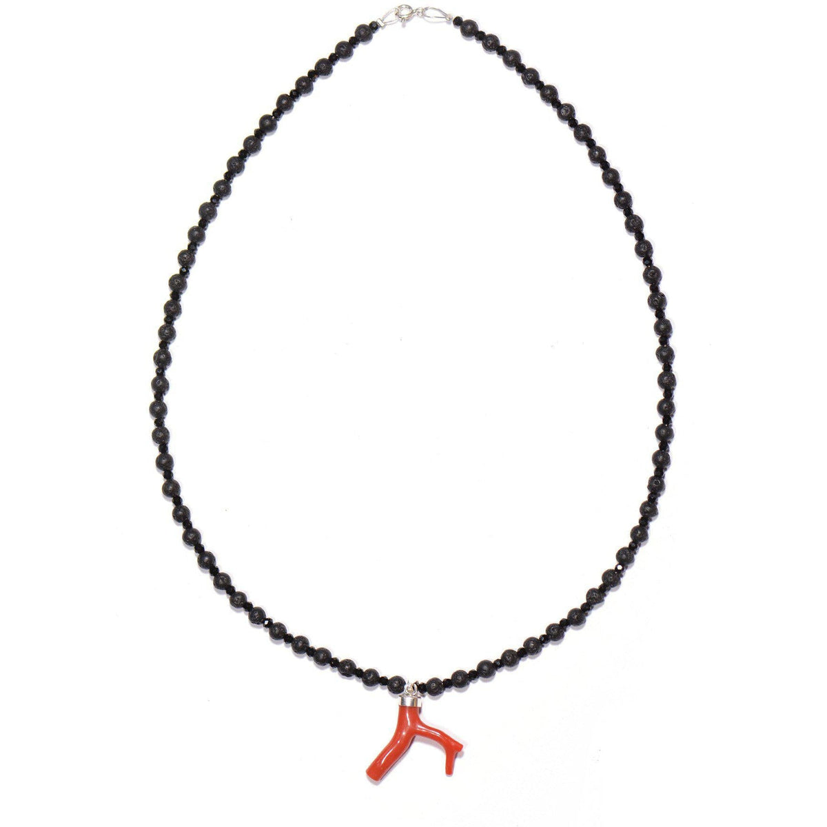 Collana in pietra lavica e onice con ramo di corallo rosso su fondo bianco