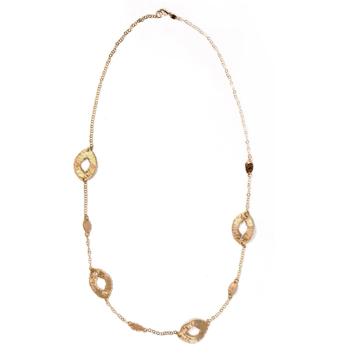 Collana stile schiava in argento dorato distesa su fondo bianco