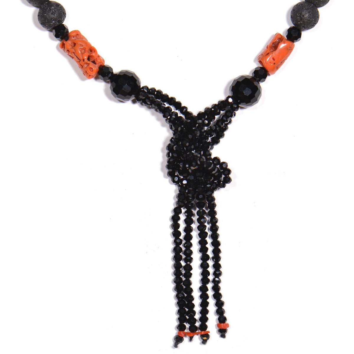 Dettaglio del nodo e dei fili di onice della collana serpente con pietra lavica e corallo rosso