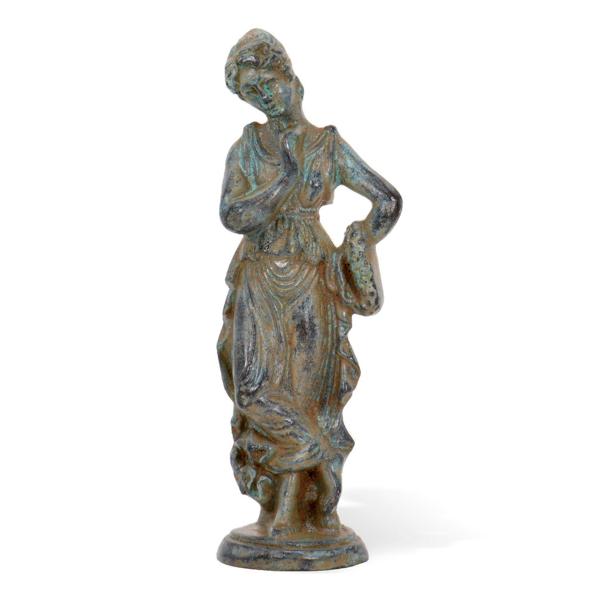 Römische Frau aus Bronze mit grüner Patina, drapiertem Kleid und eleganter Pose, dargestellt auf dekorativem Sockel und vor weißem Hintergrund fotografiert.