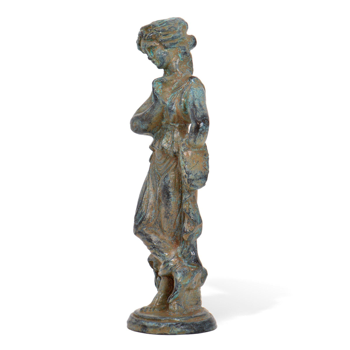 Römische Frau aus Bronze mit grüner Patina, drapiertem Kleid und seitlicher Pose, dargestellt auf dekorativem Sockel und vor weißem Hintergrund fotografiert.