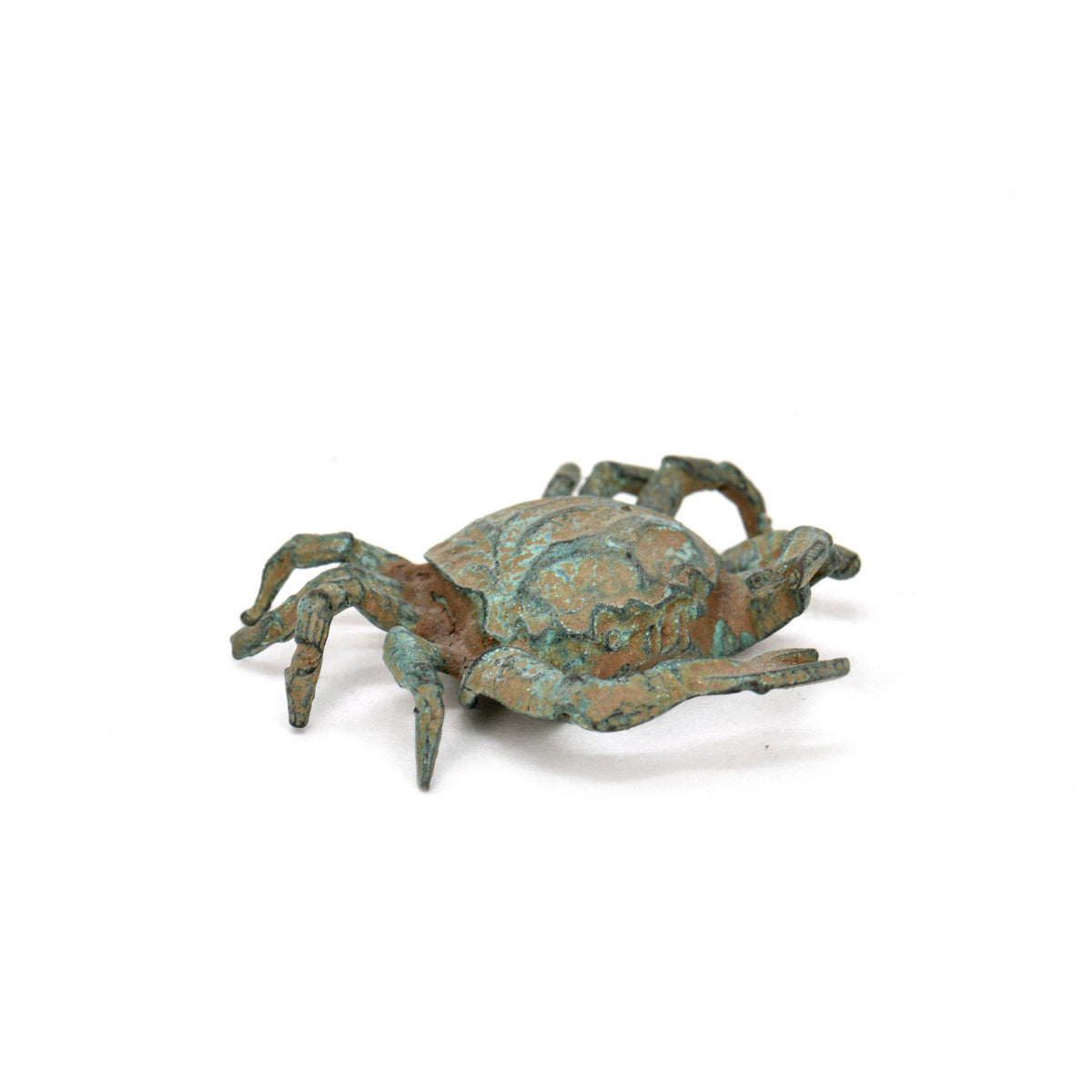 Bronzekrabbe mit grüner Patina, dekorative Figur mit Details am Panzer, den Scheren und Beinen, fotografiert vor weißem Hintergrund.