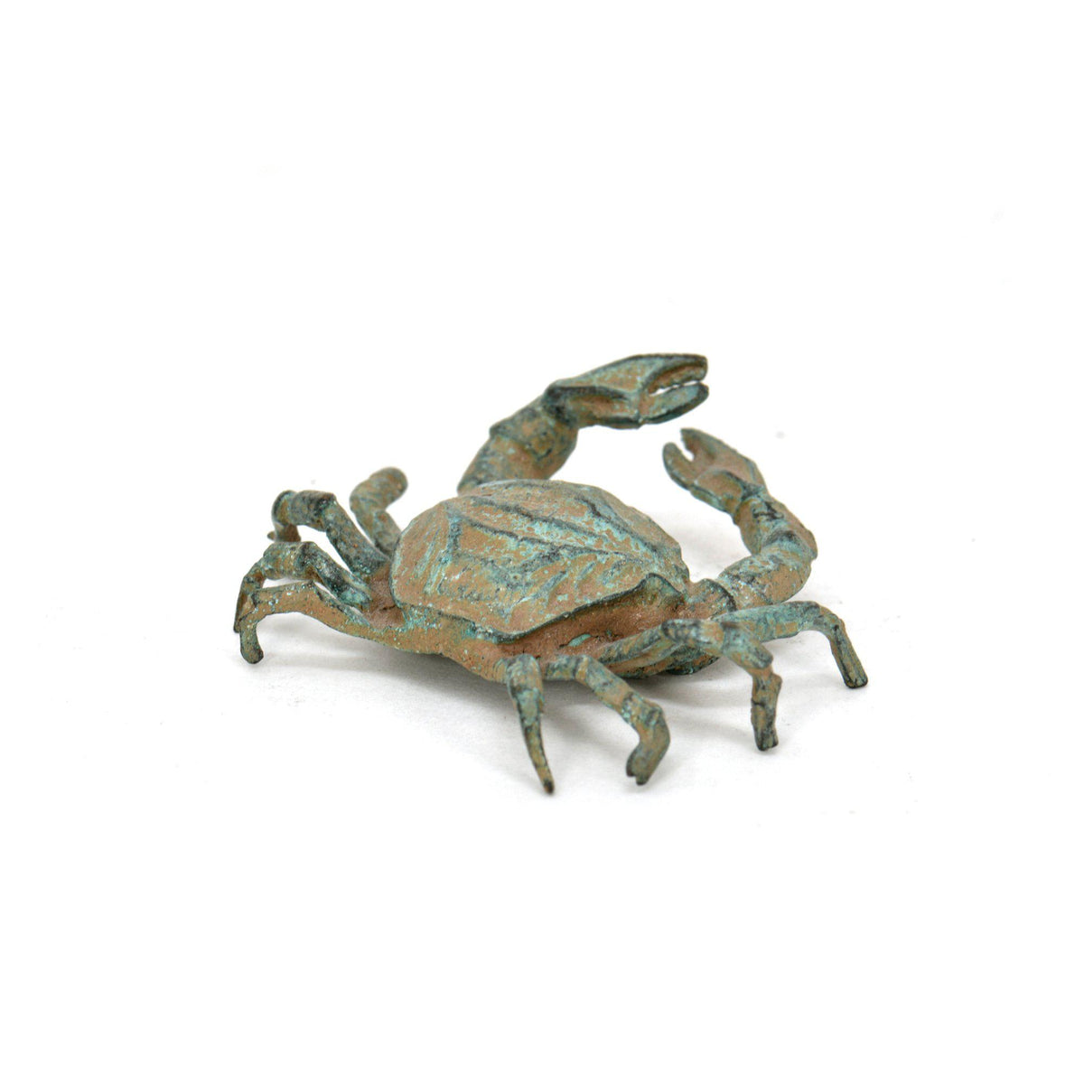 Bronzekrabbe mit grüner Patina, dekorative Figur, dreiviertel fotografiert mit Details am Panzer, den Scheren und Beinen vor weißem Hintergrund.