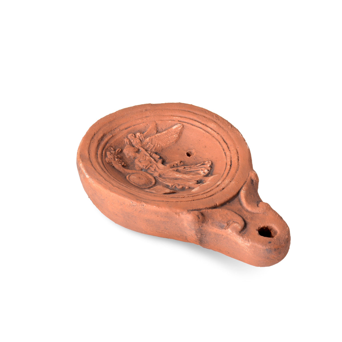 Lucerna in terracotta con Fortuna alata in rilievo, vista dall’alto su fondo bianco