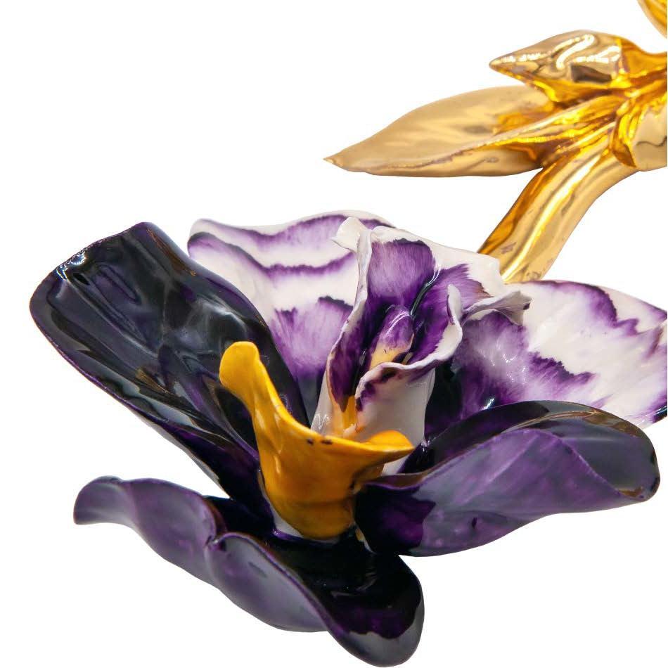 Dettaglio dei petali viola e bianchi e del centro giallo dell’orchidea in porcellana di Capodimonte.
