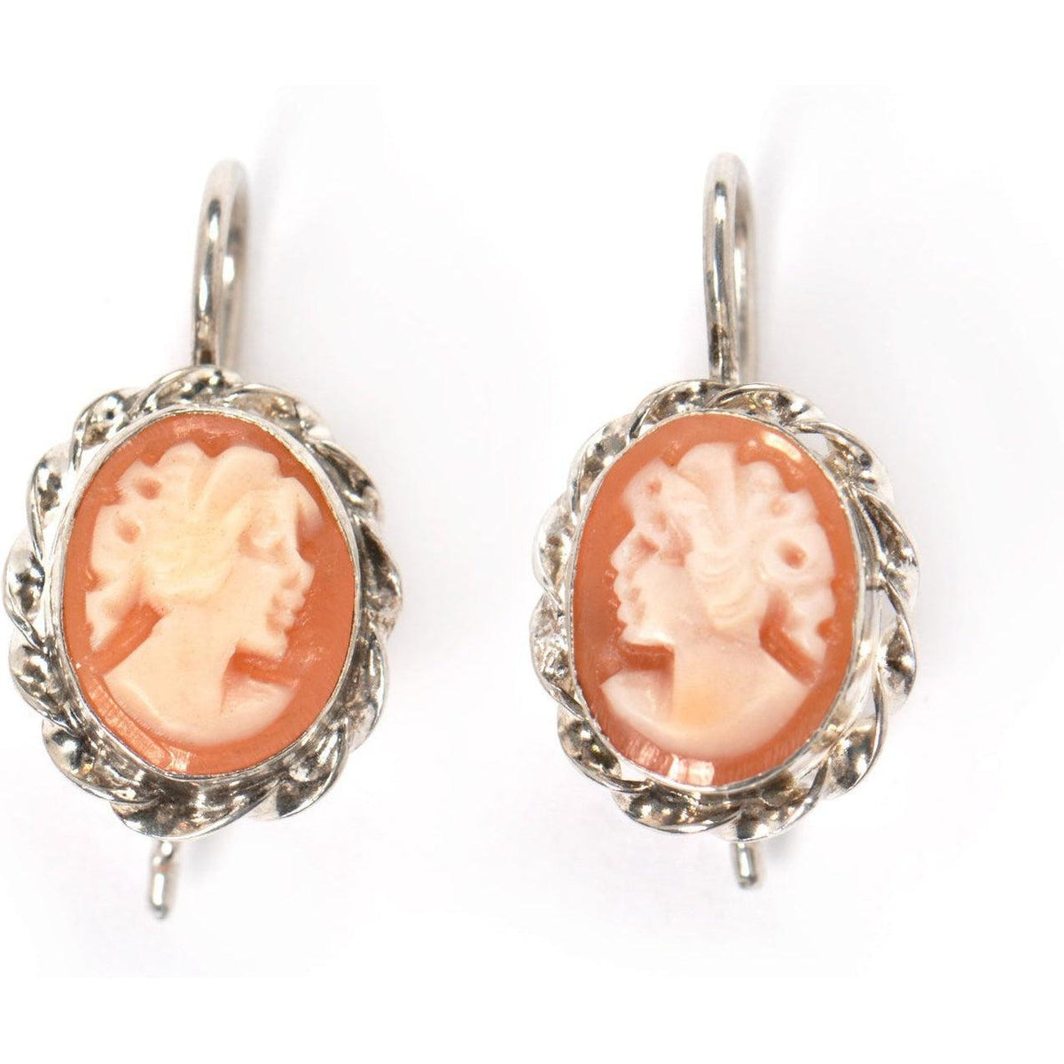 Orecchini in argento con cammei arancioni e profili femminili chiari, visti frontalmente
