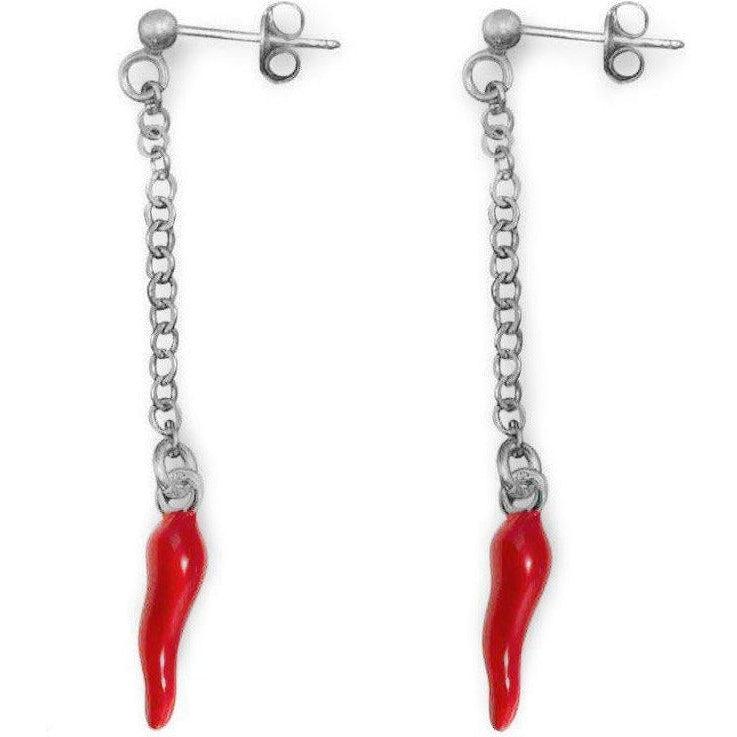 Orecchini pendenti con cornetti rossi e catenelle in argento, su fondo bianco