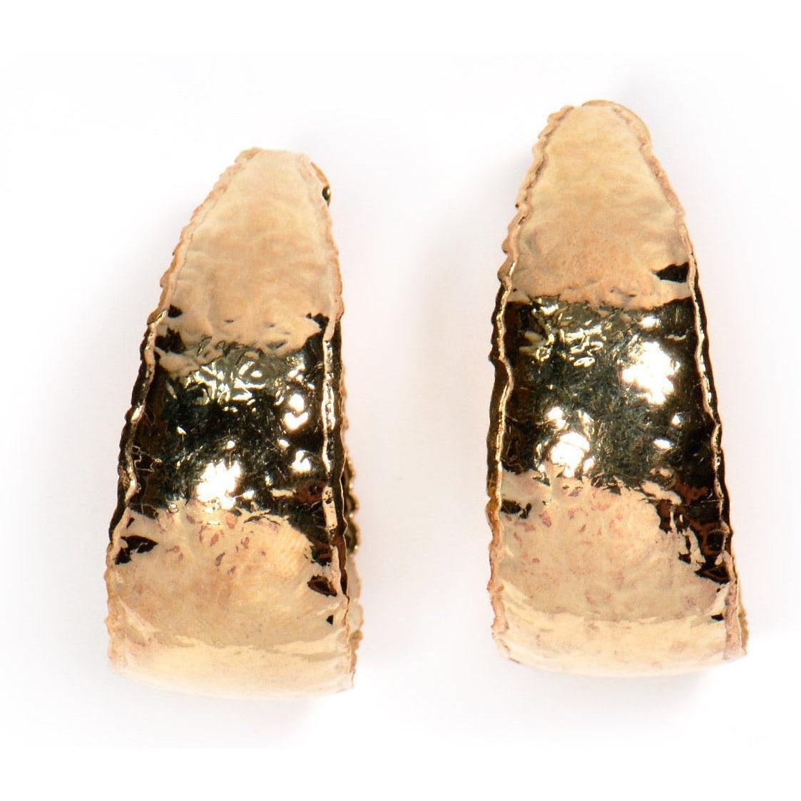 Orecchini in stile etrusco in argento placcato oro con superficie martellata, visti frontalmente