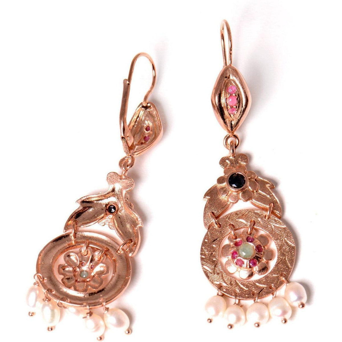 Orecchini pendenti in argento placcato oro rosé con pietre multicolore, visti frontalmente e dal retro