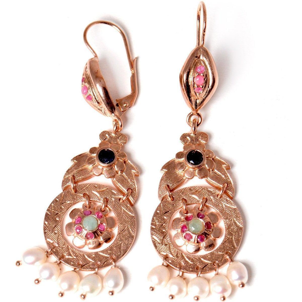 Orecchini pendenti in argento placcato oro rosé con motivi floreali, pietre multicolore e pendenti bianchi, visti frontalmente