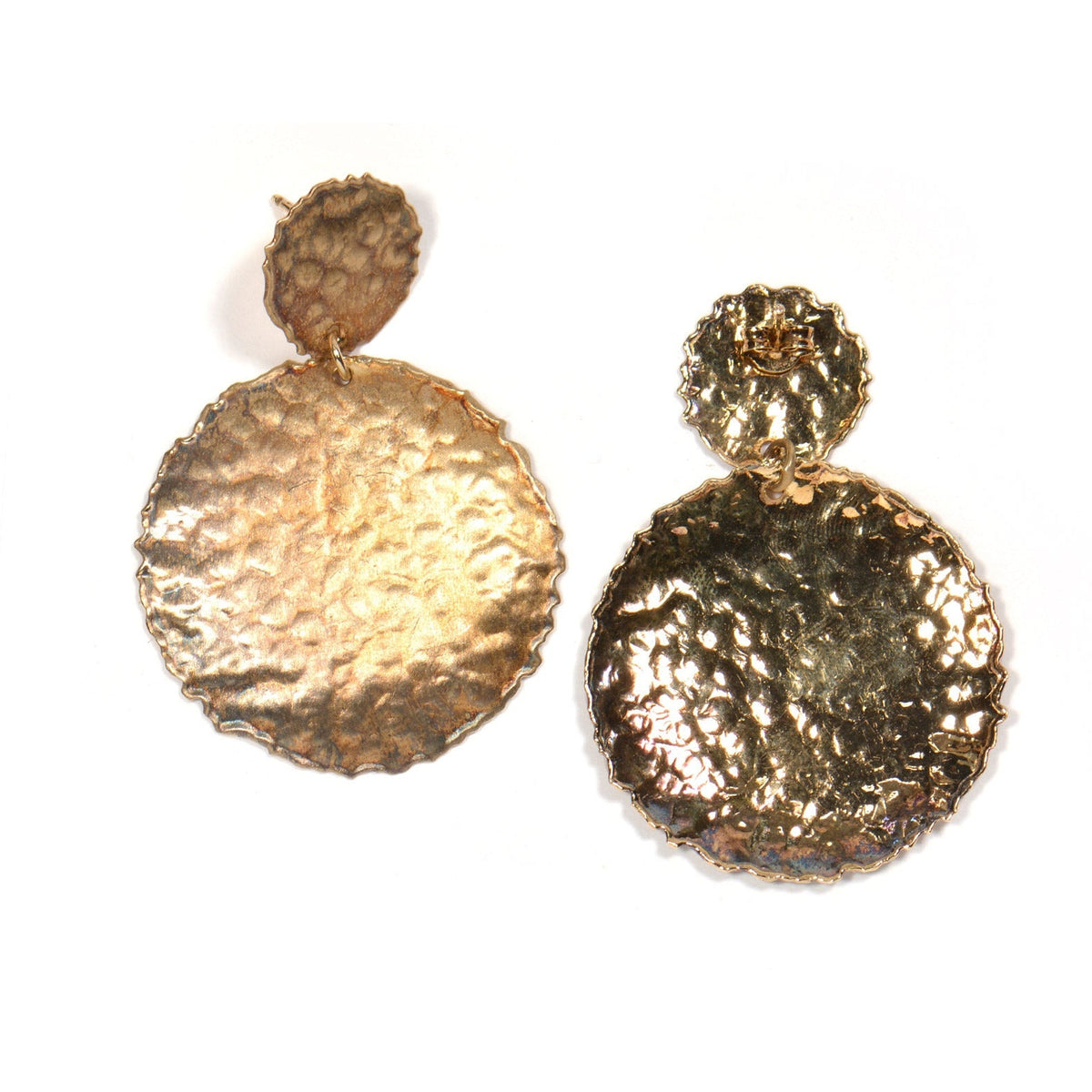 Orecchini pendenti in argento placcato oro con due dischi martellati, visti frontalmente e dal retro
