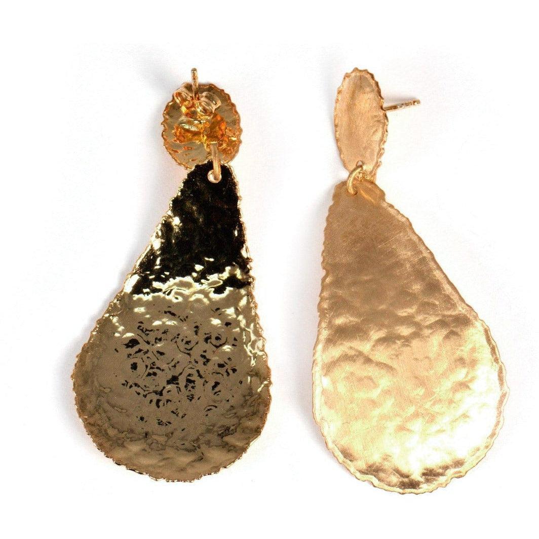 Orecchini pendenti a goccia in argento placcato oro, visti frontalmente e dal retro con chiusura a farfallina