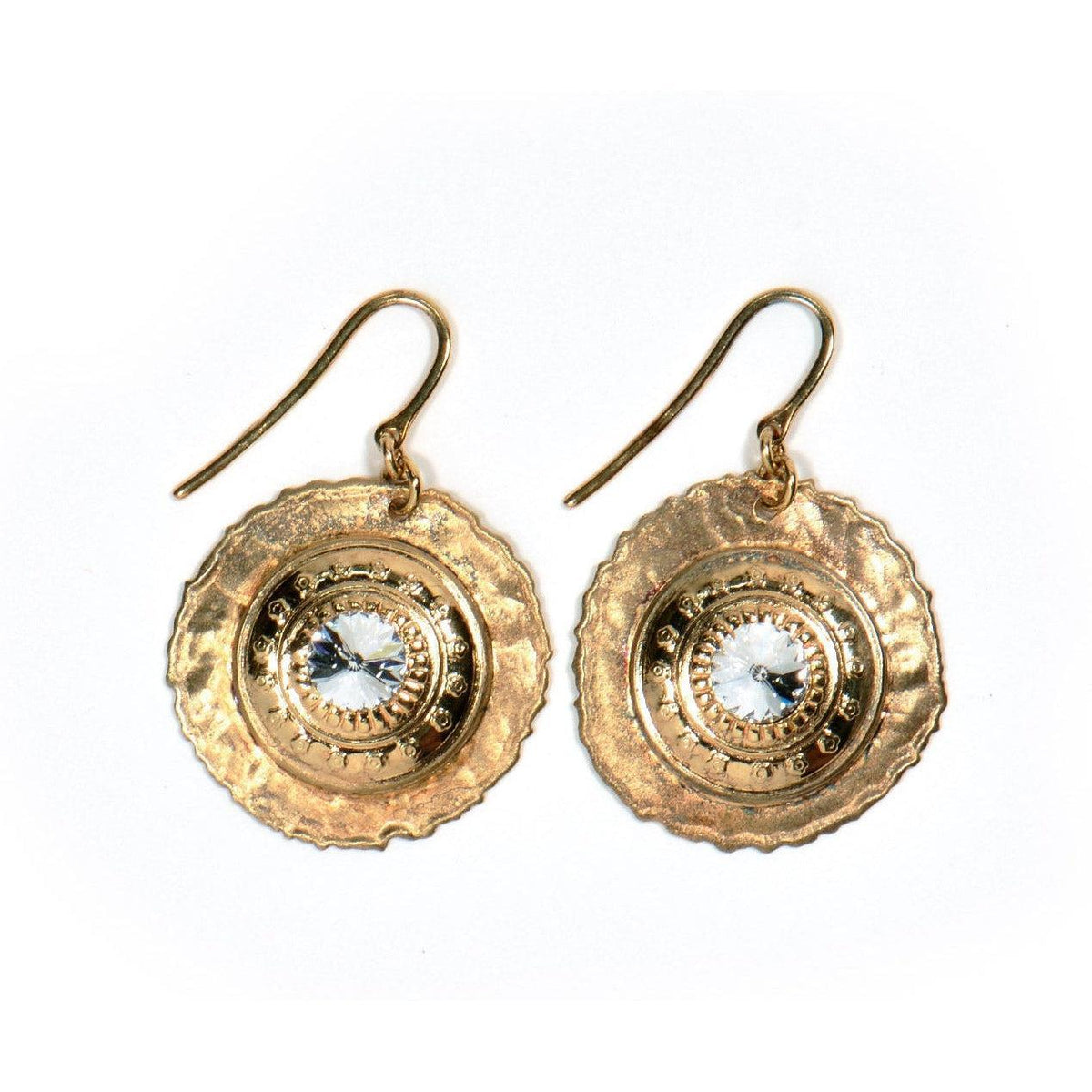 Orecchini rotondi in argento placcato oro con Swarovski centrale e bordo martellato, visti frontalmente