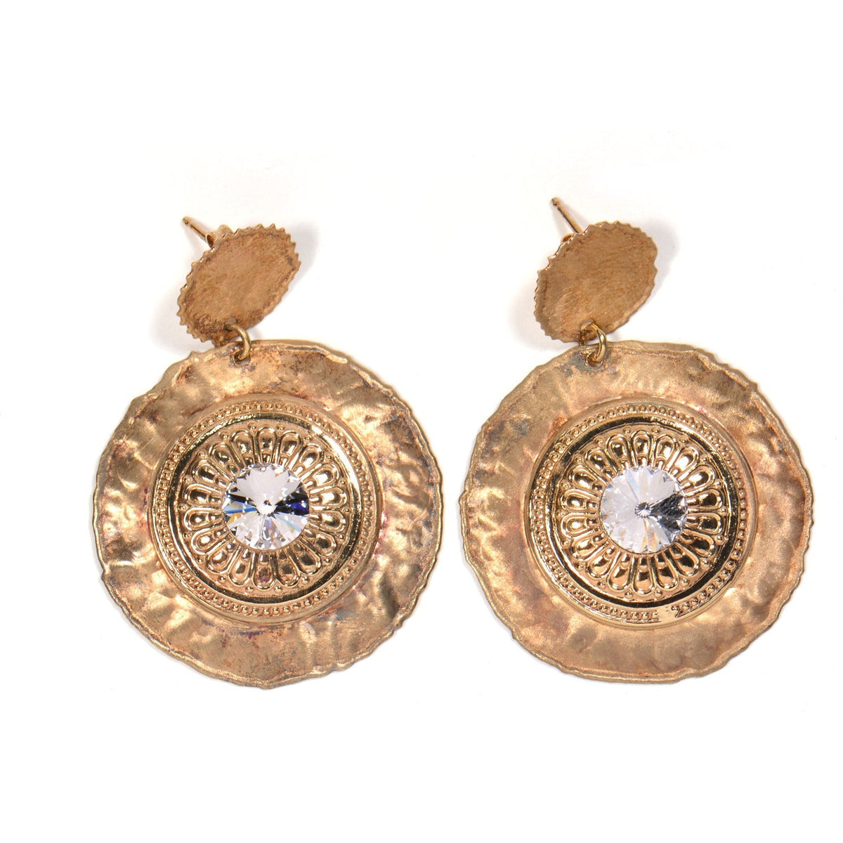Orecchini Schiava in argento placcato oro con dischi martellati e Swarovski centrali, visti frontalmente