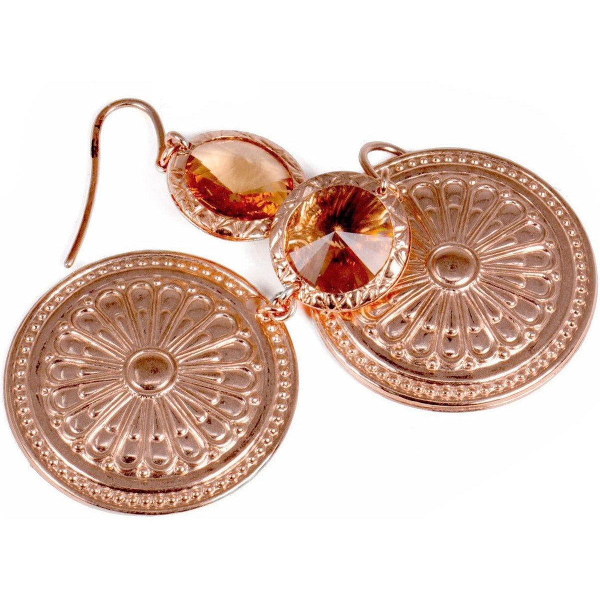 Orecchini in argento placcato oro rosé con dischi decorati e Swarovski ambrati, disposti in obliquo su fondo bianco