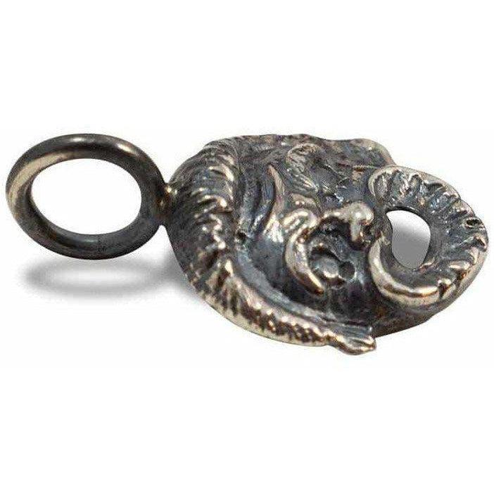 Primo piano del Pendente con Maschera Teatrale Greca in argento 925  vista laterale 